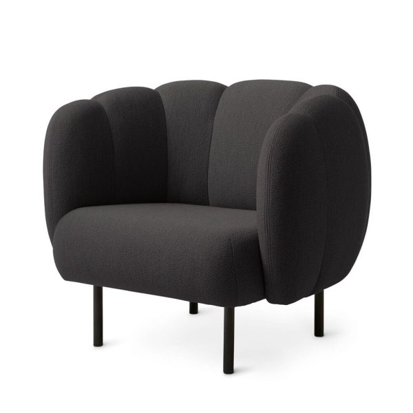 En moderne mørkegrå WARM NORDIC - Cape Loungestol med en glat stoffinish og afrundet ryglæn fremviser et slankt design. Den står på fire enkle sorte ben, set på en hvid baggrund.