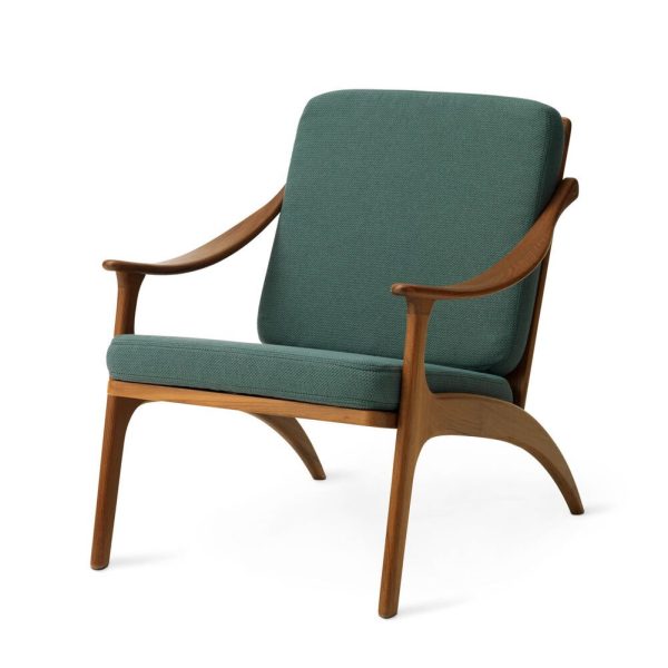 En elegant moderne lænestol fra midten af århundredet med en mørk træramme og blågrøn polstring, isoleret på en hvid baggrund. WARM NORDIC - Lean Back Loungestol.