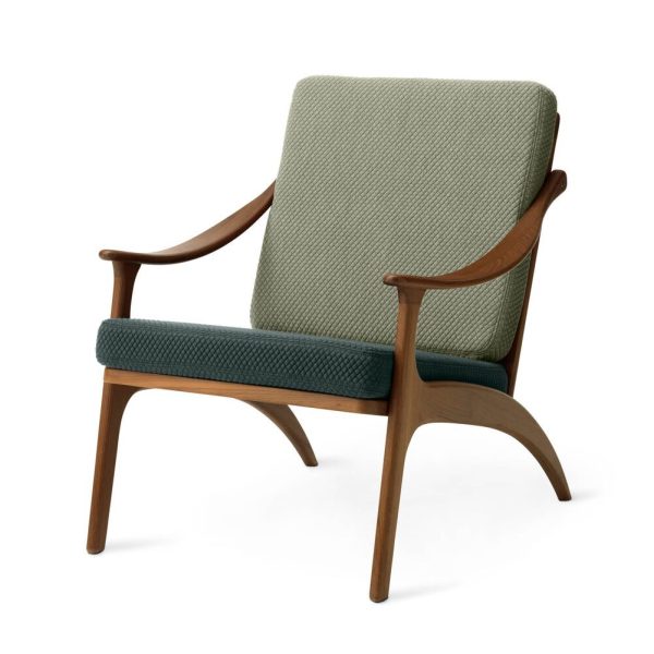 En moderne lænestol fra midten af århundredet med et stel af valnød og tekstureret grønt polstring, isoleret på en hvid baggrund fra TomorrowsDesign.