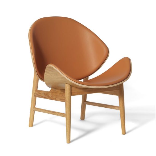 En moderne stol med buet, brunt læderryglæn og sæde, monteret på et let træstel med enkle, lige ben. Stolen er isoleret på en hvid baggrund og legemliggør TomorrowsDesigns æstetik.