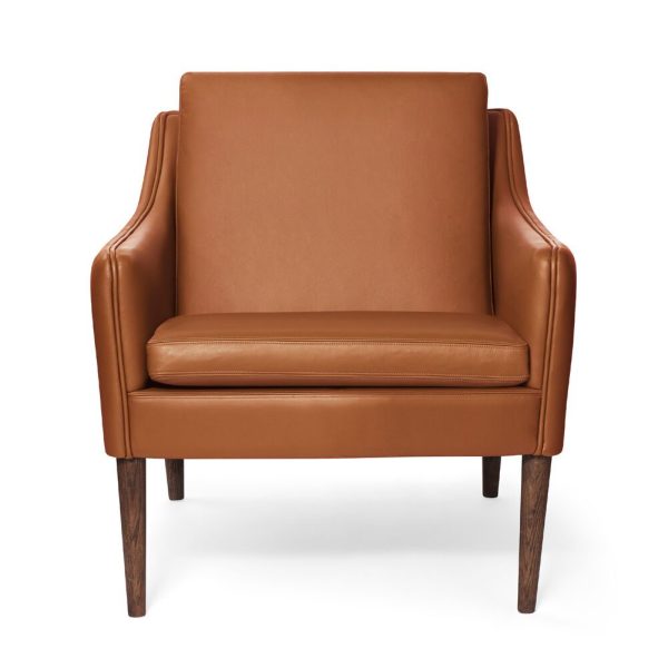 En brun læderlænestol med mørke træben på hvid baggrund. Stolen har et rent, moderne design med en let tilbagelænet ryg og polstrede armlæn, der perfekt inkarnerer TomorrowsDesign-æstetikken.