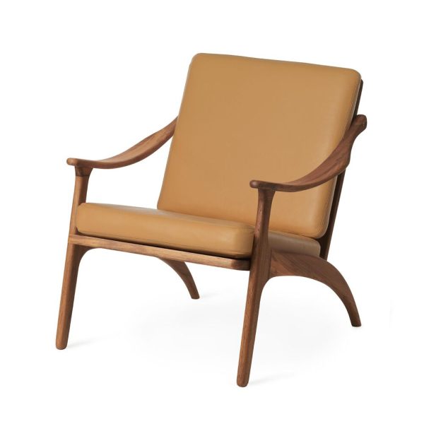 En moderne lænestol fra midten af århundredet med træramme og solbrun læderindtræk, kendetegnet ved sit minimalistiske design, isoleret på en hvid baggrund.