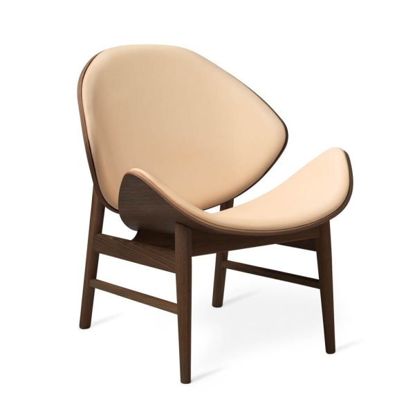 En moderne lænestol med en mørk træramme og lys beige læderbetræk, isoleret på en hvid baggrund. Stolen har TomorrowsDesign med et glat, afrundet ryglæn og et buet sæde.