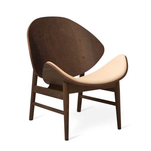 En moderne stol med et mørkt træstel og et buet ryglæn, parret med en lys beige sædehynde. Stolen, med Tomorrow'sDesign-æstetik, er isoleret på en hvid baggrund.