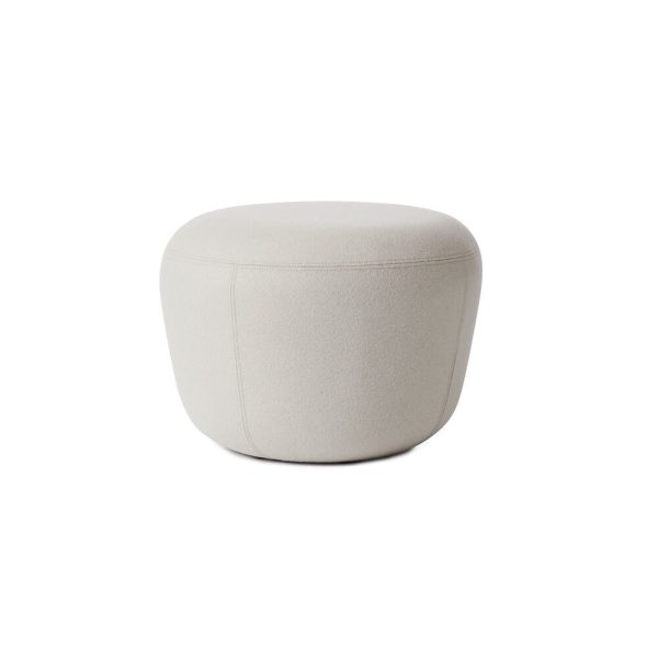 En enkel, rund, beige skammel fra TomorrowsDesign isoleret på en hvid baggrund.