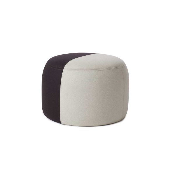 En lille, moderne skammel med en afrundet rektangulær form, med et farveblokdesign med mørkebrunt og beige stof på en hvid baggrund. Dette stykke eksemplificerer moderne designmøbler-æstetik.