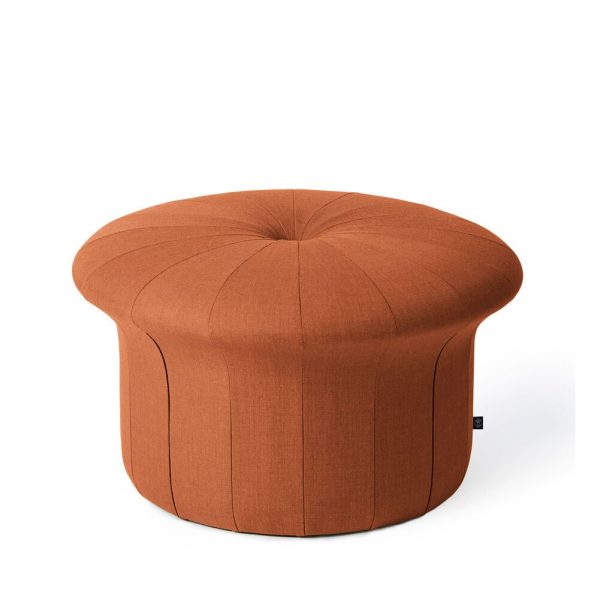 Rund terracotta polstret skammel på hvid baggrund, med knaptuftet top og glatte sider fra designmøbler.
