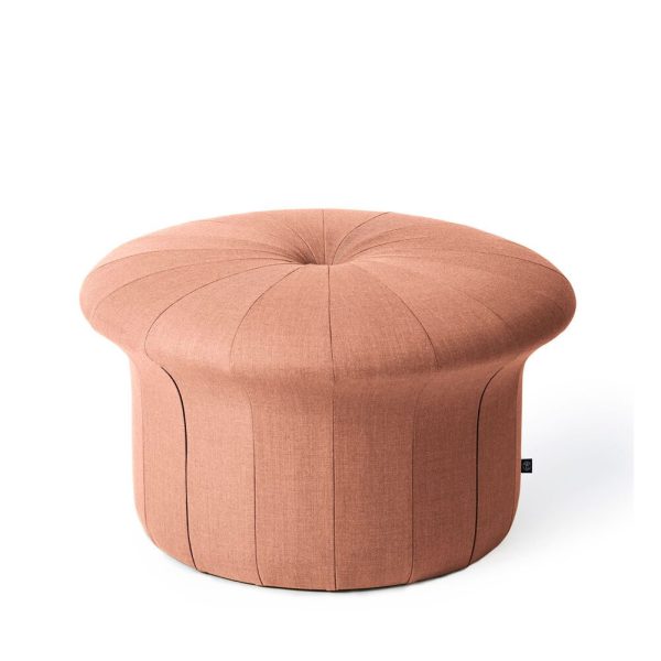En ferskenfarvet, rund stofskaffel med et tuftet topdesign fra TomorrowsDesign, isoleret på en hvid baggrund.
