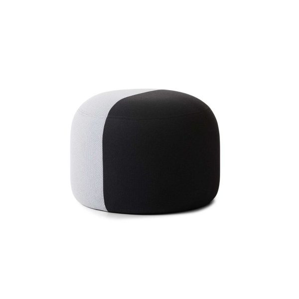 En cylindrisk puf med et tofarvet design af TomorrowsDesign, med en hvid venstre halvdel og en sort højre halvdel, mod en almindelig hvid baggrund.