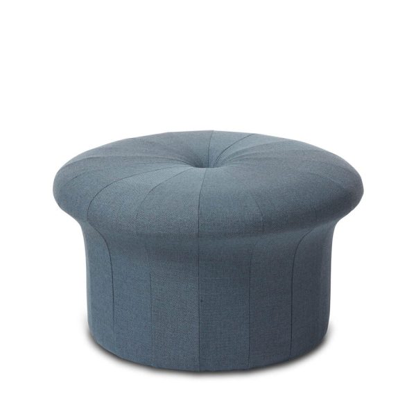 En rund, blå stofskaffel isoleret på en hvid baggrund viser et tuftet design på toppen, hvilket giver den et blødt, polstret udseende og inkarnerer TomorrowsDesign-etos.