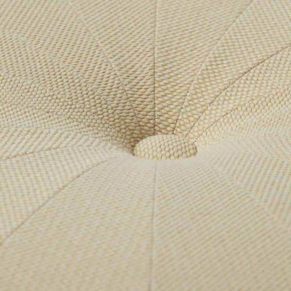 Nærbillede af et beige stof med et detaljeret, radialt stingmønster, der konvergerer mod midten, hvilket skaber en tekstureret solstråleeffekt fra TomorrowsDesign.