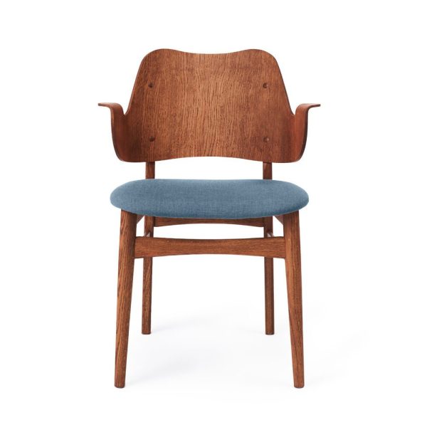 En moderne træstol med buet ryglæn og blåt polstret sæde, isoleret på en hvid baggrund, eksemplificerer moderne møbler design.