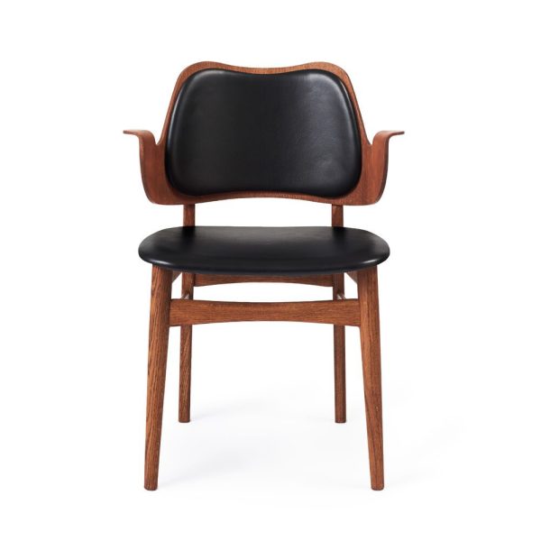 En træstol med et stilfuldt design, med buet ryglæn og armlæn i en lysebrun finish, suppleret med et sort lædersæde og rygpude, isoleret på en hvid baggrund. Fra TomorrowsDesign-kollektionen.