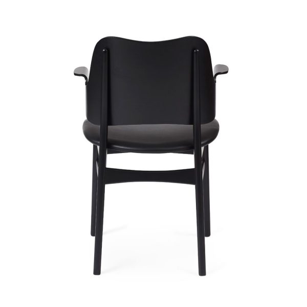 En sort moderne stol med armlæn og buet ryglæn, præsenteret på en hvid baggrund. Stolen har en enkel, strømlinet designmøbler.