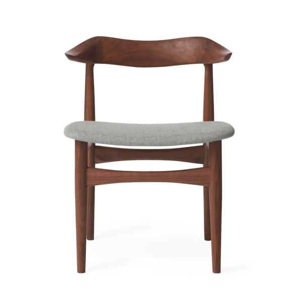 En træstol med et buet ryglæn og en grå polstret sædehynde, med et elegant design, isoleret på en hvid baggrund.