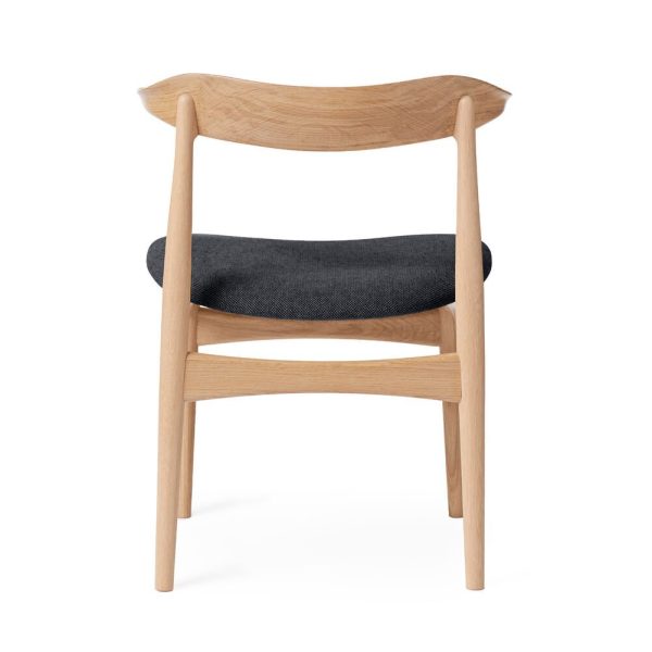 En moderne træstol med et buet ryglæn og et sort polstret sæde, sat mod en almindelig hvid baggrund, inkarnerer perfekt essensen af TomorrowsDesign.