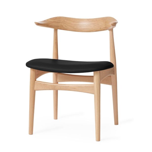 En moderne træstol med et buet ryglæn og et sort polstret sæde, isoleret på en hvid baggrund, perfekt som stilfuld møbler til ethvert interiør.