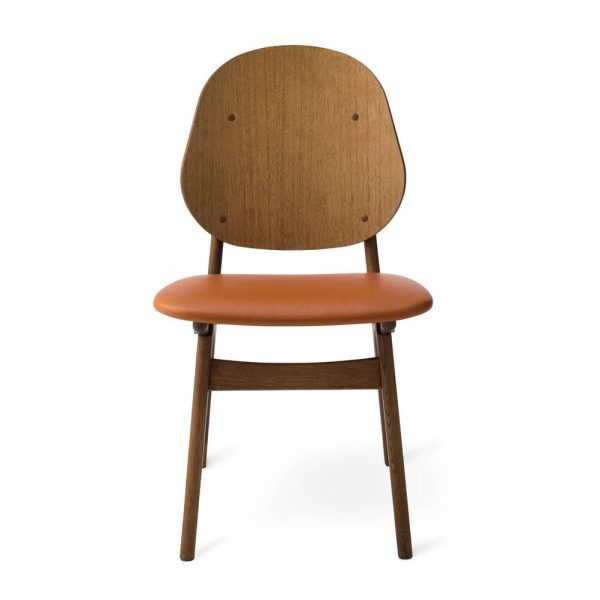 En minimalistisk træstol med en afrundet ryg og et orange polstret sæde, sat mod en almindelig hvid baggrund, inkarnerer perfekt essensen af TomorrowsDesign.