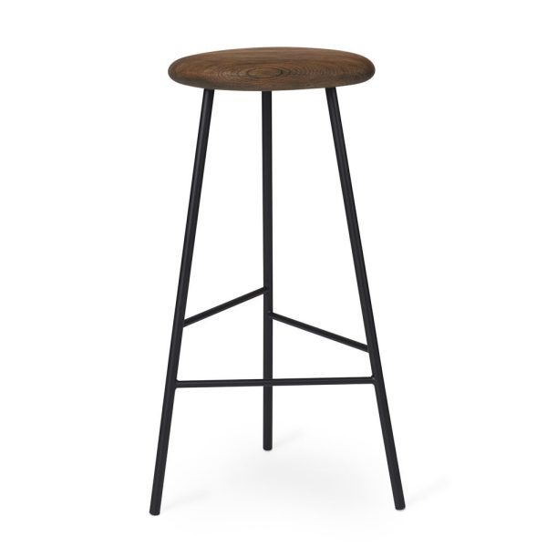 En moderne design barstol med et rundt træsæde monteret på en slank sort metalramme med tre ben, isoleret på en hvid baggrund.