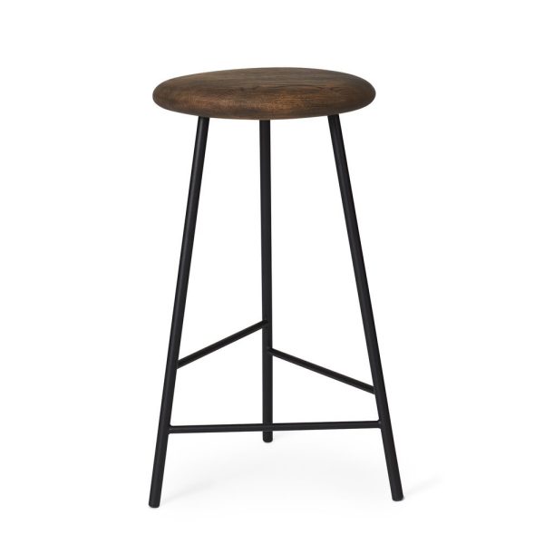 En moderne barstol med et rundt sæde i mørkt træ og en sort metalramme med tre lige ben, isoleret på en hvid baggrund. Dette stykke afspejler et elegant interiørdesign.