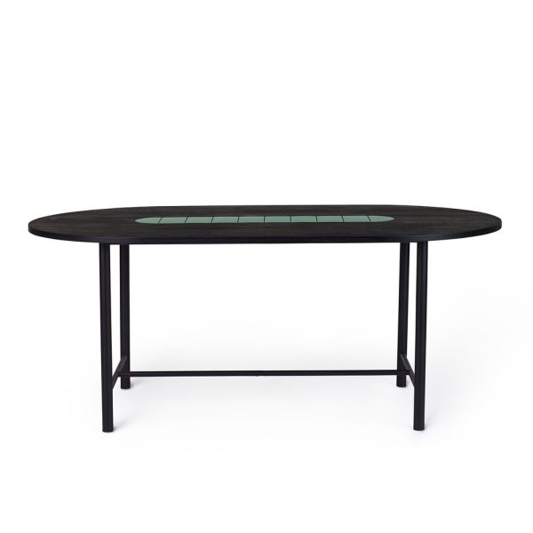 Ovalformet moderne spisebord med mørk træfinish og et centralt grønt indlæg, understøttet af et slankt sort metalstel, designet af TomorrowsDesign, isoleret på en hvid baggrund.