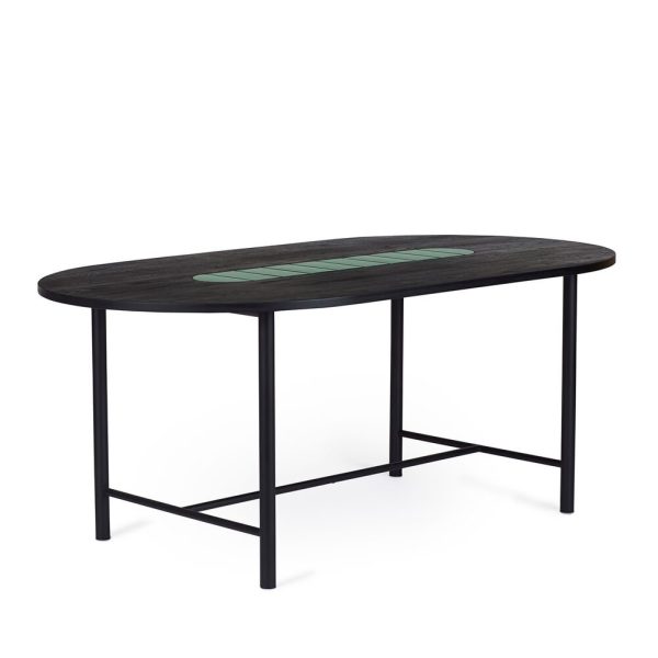 Et ovalt, moderne bord med en mørk træplade og en central grøn glasindsats, understøttet af en tynd sort metalramme, isoleret på en hvid baggrund. Dette stykke legemliggør perfekt TomorrowsDesigns etos, der blander tidløse materialer med innovativt design.