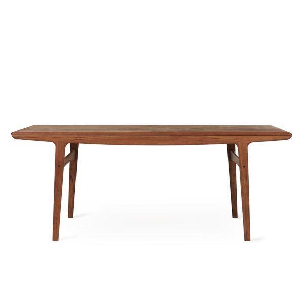 Et enkelt, rektangulært spisebord i træ med en glat plade og let vinklede ben, isoleret på en hvid baggrund. Bordet har et elegant design med en varm brun finish.