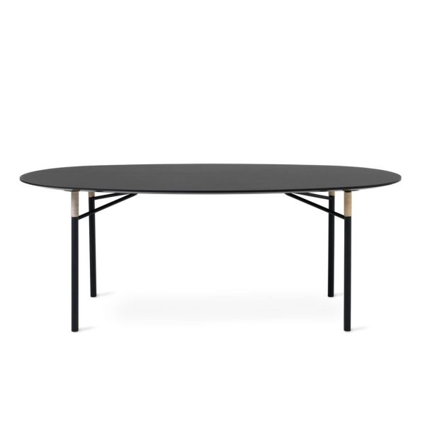 Et moderne ovalt bord med sort bordplade og sorte metalben, stående på en almindelig hvid baggrund. Dette stykke er et godt eksempel på moderne designmøbler.