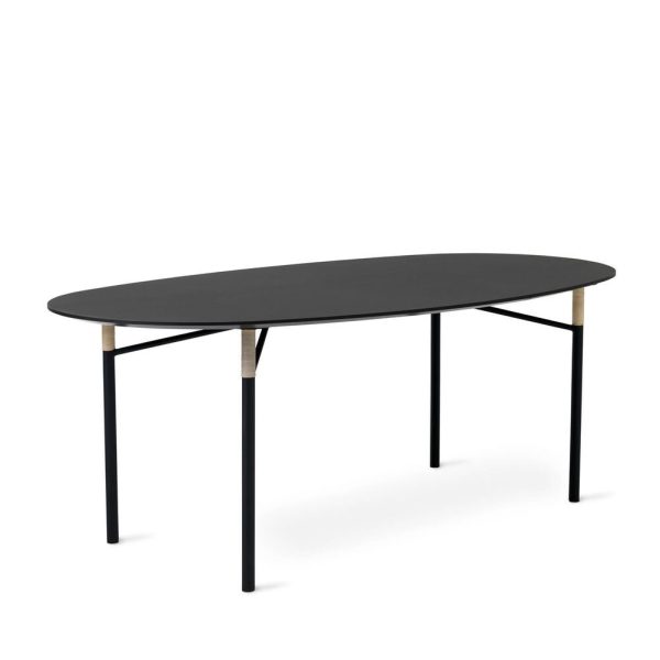 Et moderne oval-formet bord med en sort bordplade og minimalistiske sorte metalben, accentueret med små trædetaljer nær leddene fra TomorrowsDesign, isoleret på en hvid baggrund.