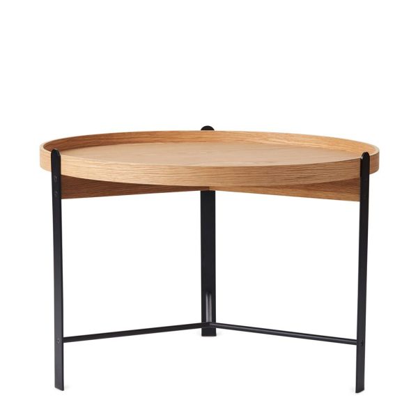 En moderne buet træbordplade understøttet af to sorte metalben, der viser et minimalistisk og slankt design fra TomorrowsDesign. Træet har en synlig åre, hvilket forstærker dets naturlige udseende.