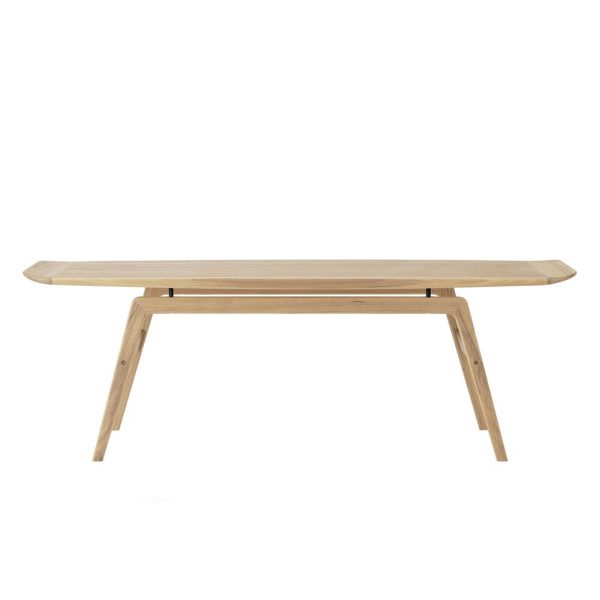 Et minimalistisk træbord med en glat, aflang plade og vinklede ben, sat mod en almindelig hvid baggrund, der eksemplificerer TomorrowsDesign-æstetik.