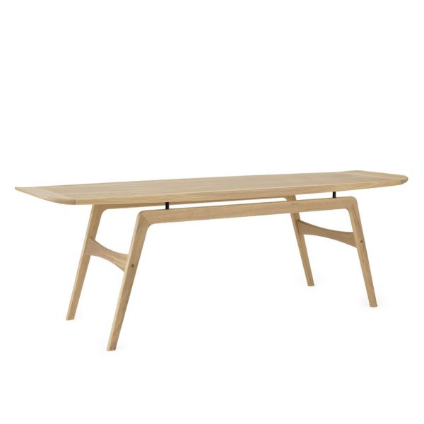Et moderne træbord med en lang, elliptisk plade og vinklede ben, sat mod en almindelig hvid baggrund, er indbegrebet af skandinavisk designmøbler.