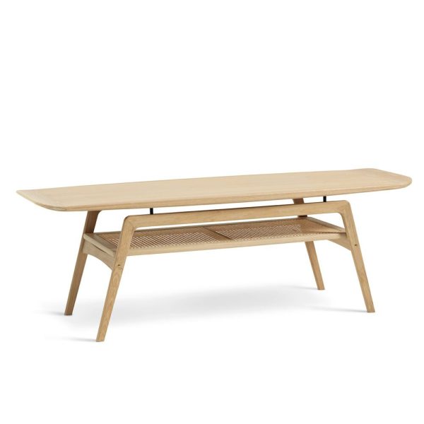 Et moderne sofabord i træ med en aflang oval plade og underhylde med sprosser, understøttet af vinklede ben på en hvid baggrund, praler af et distinkt design.