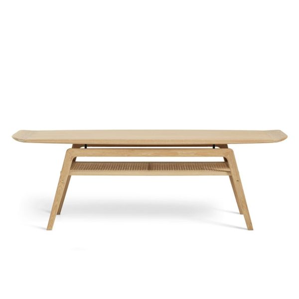Et moderne, minimalistisk møbler i træ sofabord med en glat, aflang oval plade og et unikt vinklet bendesign, sat mod en almindelig hvid baggrund.