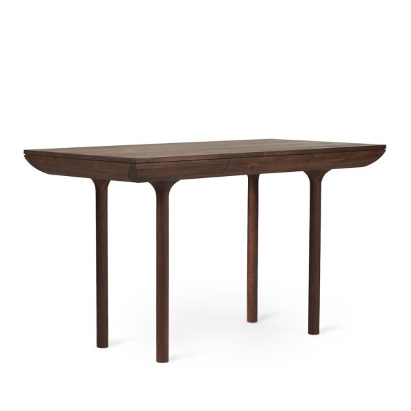 EN VARM NORDISK - Rúna Bord med en glat, mørk finish og en oval top, understøttet af fire slanke, tilspidsede ben. bordet er sat mod en almindelig hvid baggrund.