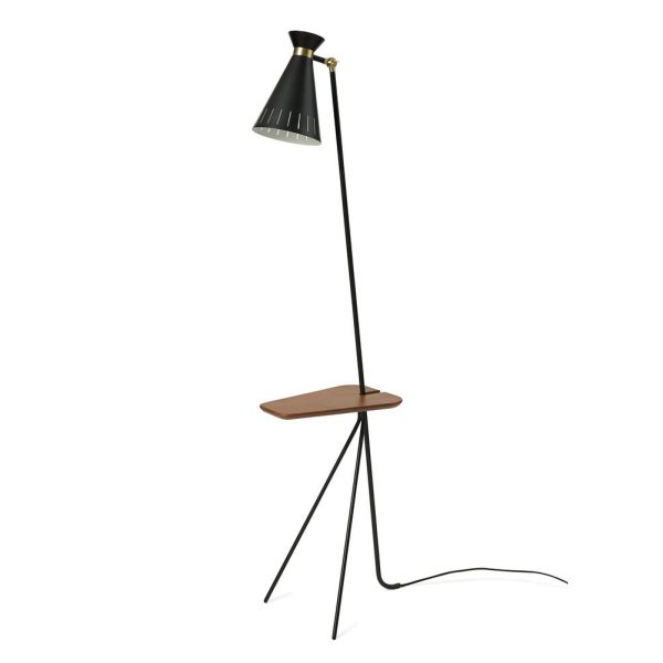 En moderne gulvlampe med et elegant sort metalstativ, vinklet hals og kegleformet skærm. den inkluderer en mellemhøj træhylde, der er fastgjort til stativet. WARM NORDIC - Cone Gulvlampe er sat mod en almindelig hvid baggrund.