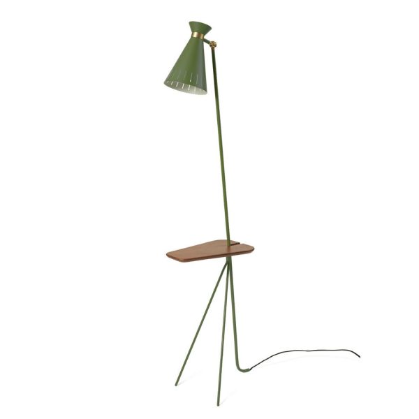 En moderne gulvlampe med en slank grøn finish og en træhylde integreret i sin stand, sat mod en almindelig hvid baggrund, eksemplificerer TomorrowsDesign.