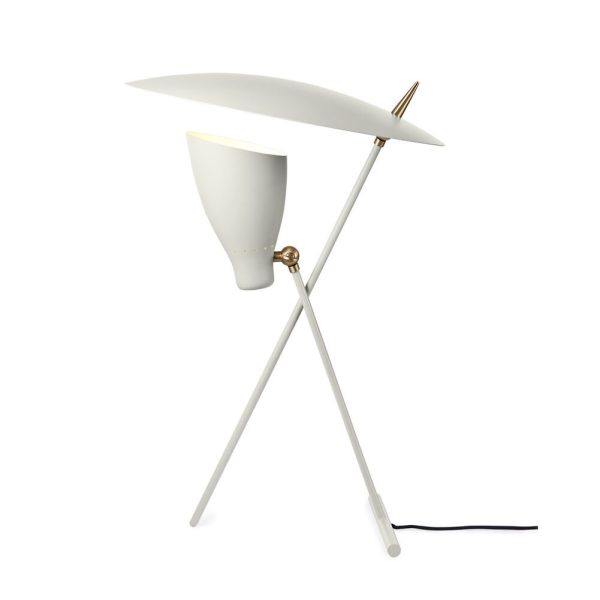 En moderne bordlampe med en hvid kegleformet skærm, understøttet af tre tynde ben og udsender et blødt lys. Lampen har guldaccenter, hvor benene møder skærmen, hvilket viser dens unikke design.
