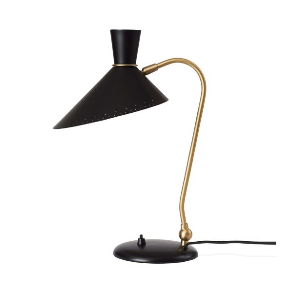 En moderne skrivebordslampe med messingstander og sort lampeskærm på hvid baggrund. Dette TomorrowsDesign-stykke har en elegant buet hals og en rund base, med skyggen rettet nedad.