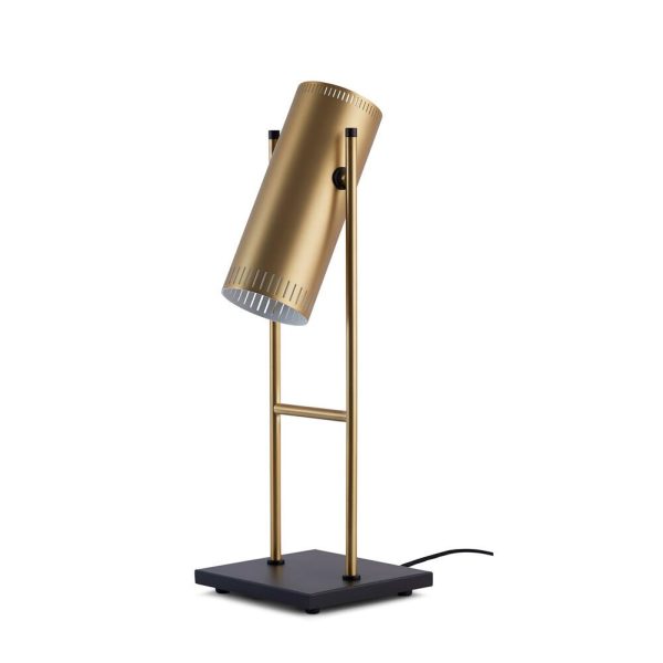 En moderne bordlampe med en cylindrisk guldskærm og en matchende slank guldstolpe monteret på en firkantet sort base, med det unikke TomorrowsDesign, med en synlig ledning, der strækker sig fra bunden.