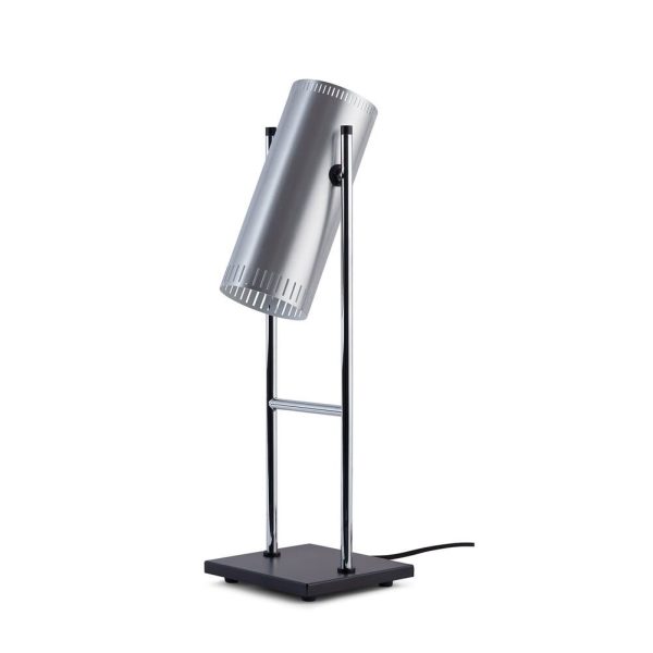 En moderne gulvlampe med en cylindrisk sølvskærm, monteret på en lodret dobbeltpolet struktur fastgjort til en firkantet TomorrowsDesign base, sat mod en almindelig baggrund.