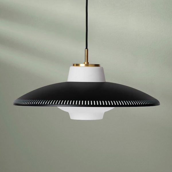 En moderne pendel med et slankt sort/hvidt design, med en hvid overdel og en sort skærm, fremhævet med gulddetaljer ved forbindelsen til loftet.