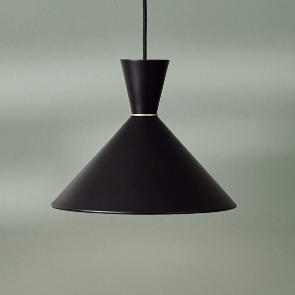 En matsort pendel med en bred konisk skærm hænger fra en simpel ledning mod en neutral grå baggrund. Der er en subtil gylden ring på det punkt, hvor skyggen fastgøres til ledningen, hvilket viser det slanke design.