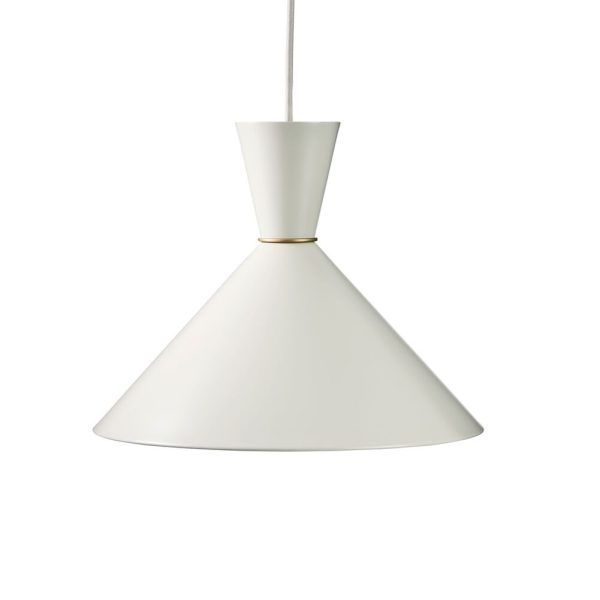 En moderne hvid pendel med konisk form og guldbånd, hvor den mindre topkegle møder den større bundkegle, hængende i et kabel mod en hvid baggrund. Dette design afspejler moderne æstetik og funktionalitet.