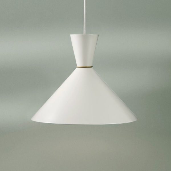 En minimalistisk hvid pendel med en bred kegleformet skærm og en smal cylindrisk top, der hænger på en lysegrøn baggrund, eksemplificerer TomorrowsDesigns æstetik.
