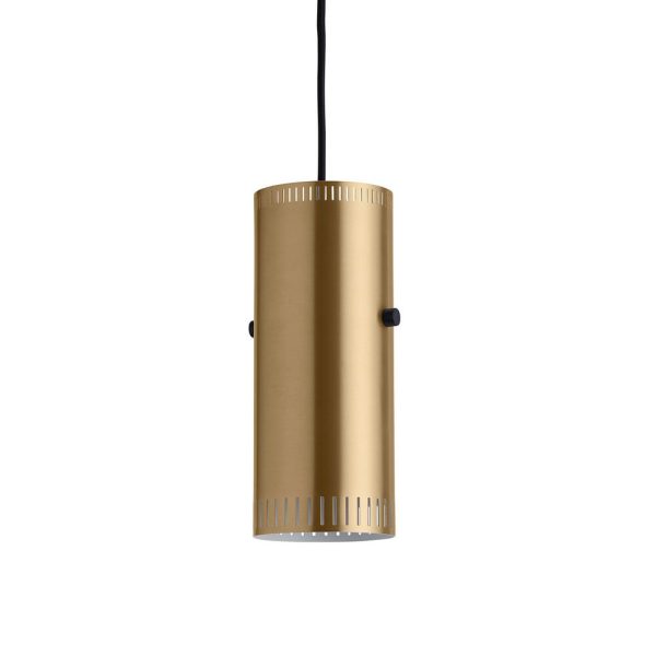 En cylindrisk guld pendel med et TomorrowsDesign rillet mønster, hængende fra en sort ledning på en hvid baggrund.