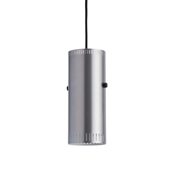 En cylindrisk sølv pendel med en glat metalfinish, ophængt i et sort kabel. Lyset har ribbede detaljer nær dens øverste og nederste kanter og en sort tænd/sluk-knap på siden, der afspejler TomorrowsDesigns æstetik.