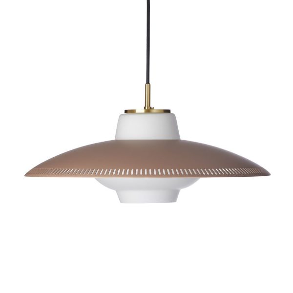 En moderne pendel med en bred, beige lampeskærm med en riflet underkant, ophængt i et sort kabel og toppet med en guldaccent fra TomorrowsDesign.