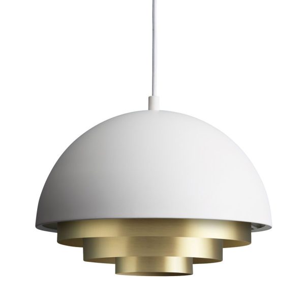 Hvid kuppelformet pendel med guldinteriør og designaccenter, hængende fra en hvid ledning mod en almindelig baggrund.
