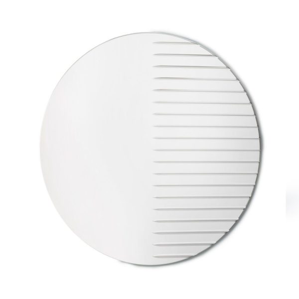 Rund hvid keramisk plade med et enkelt lineært design på den ene side, isoleret på en hvid baggrund, der inkarnerer essensen af TomorrowsDesign.